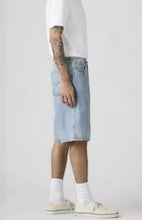 Charger l'image dans la galerie, LEVIS BAGGY SHORT 478 Bleu ciel
