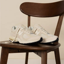 Charger l'image dans la galerie, NEW BALANCE M2002RCC Ecru
