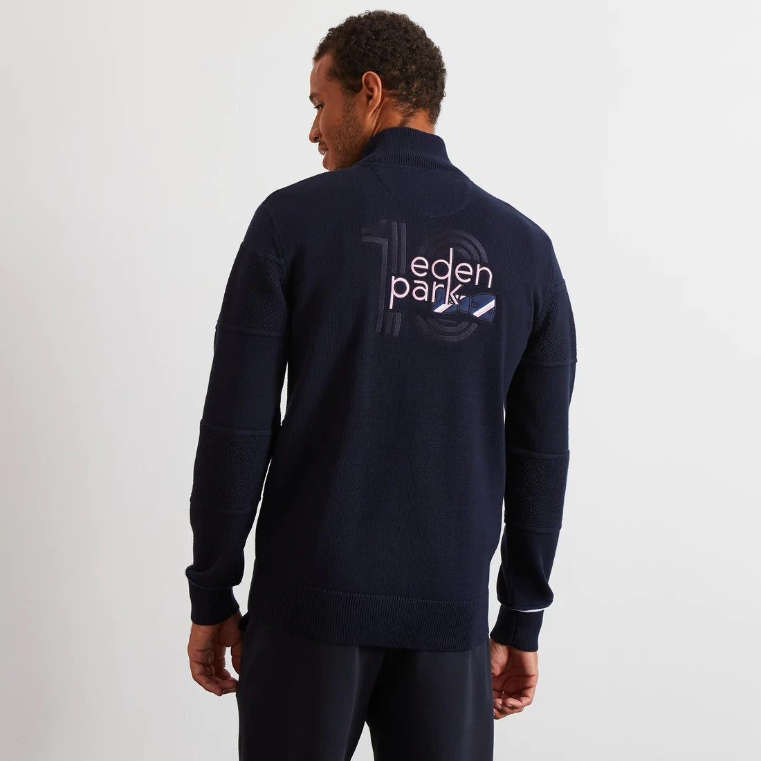 Un gilet esprit marin à tricoter : Femme Actuelle Le MAG Un gilet esprit marin à tricoter : Femme Actuelle Le MAG